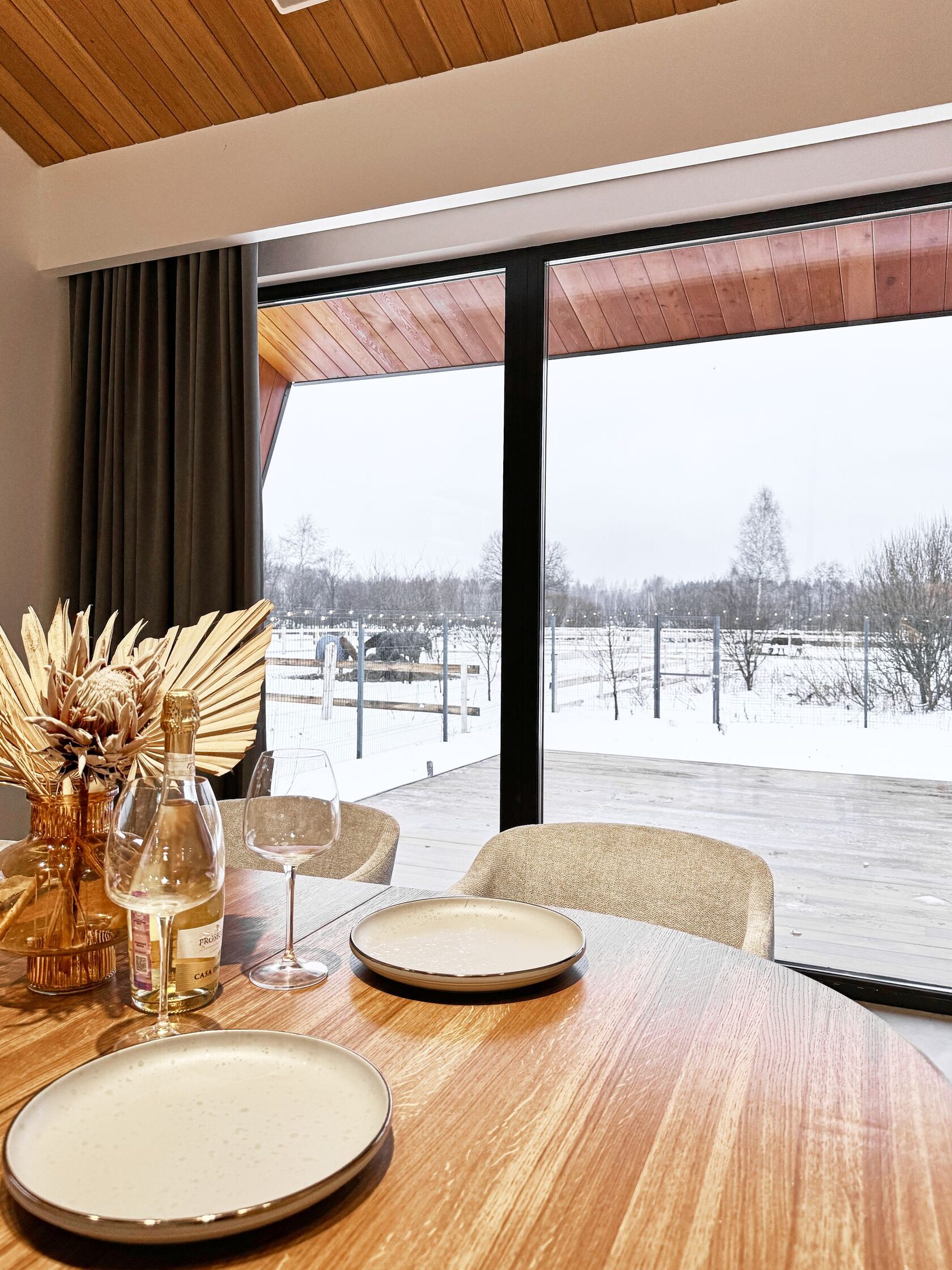 Обеденная зона Wind Houses у панорамного окна с видом на снег