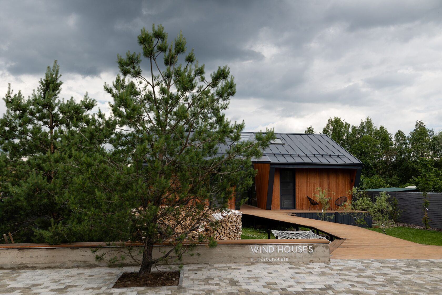 Дома Wind Houses и сосна, вывеска Wind Houses
