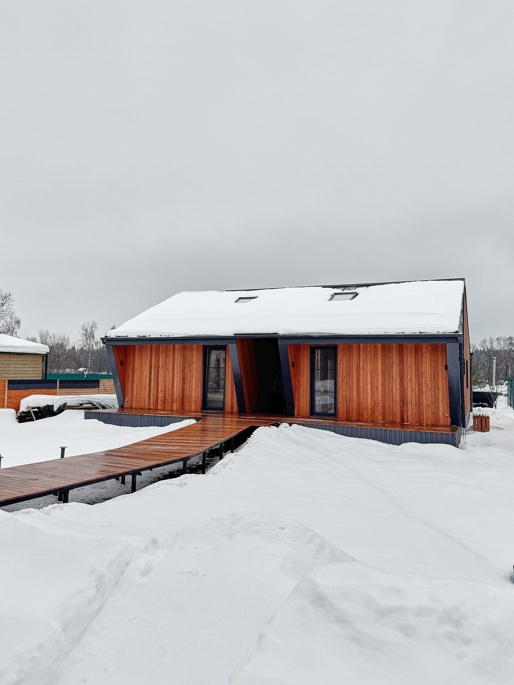 Дом Wind Houses зимой в снегу
