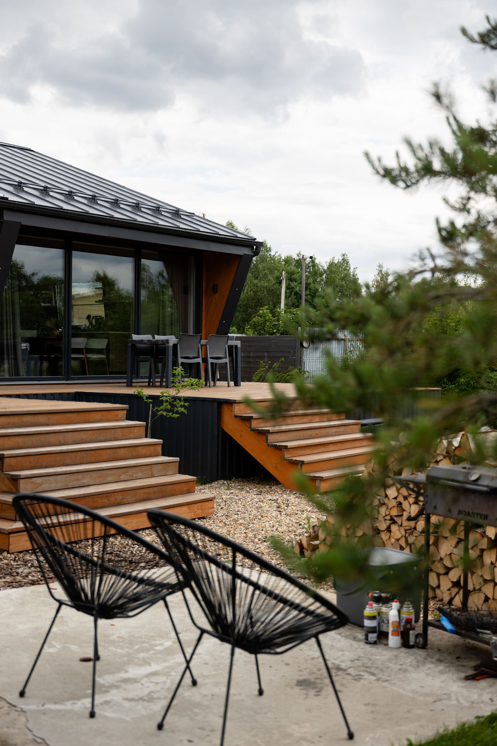 Терраса Wind Houses с креслами и видом на участок