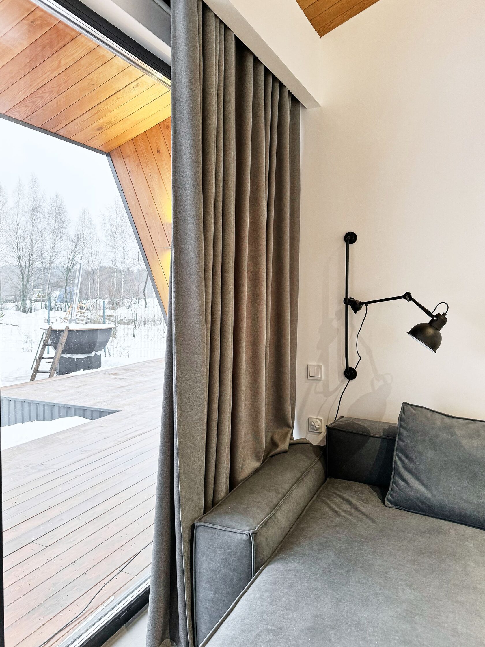 Гостиная Wind Houses с панорамным окном и видом наружу