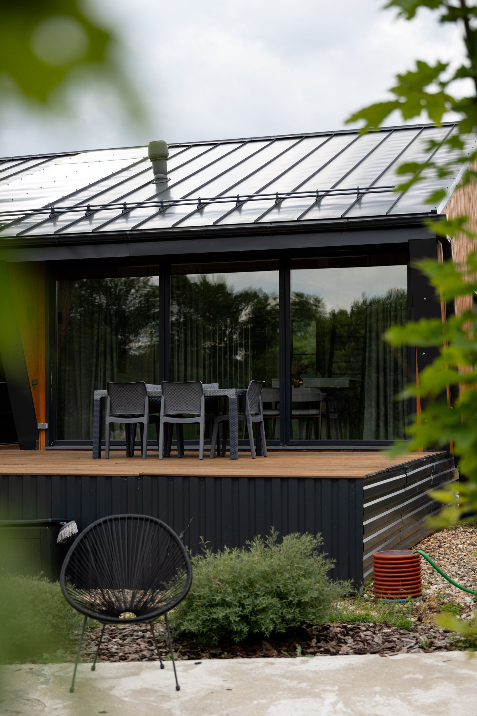 Дом Wind Houses с террасой и зеленью летом