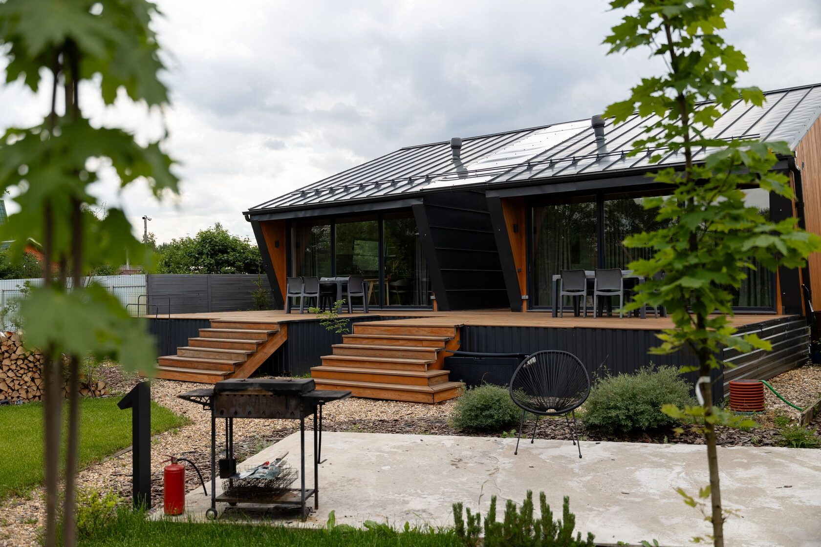 Экстерьер домов Wind Houses с террасой летом
