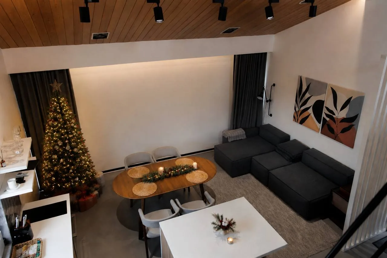 Интерьер дома Wind Houses зимой с панорамным окном
